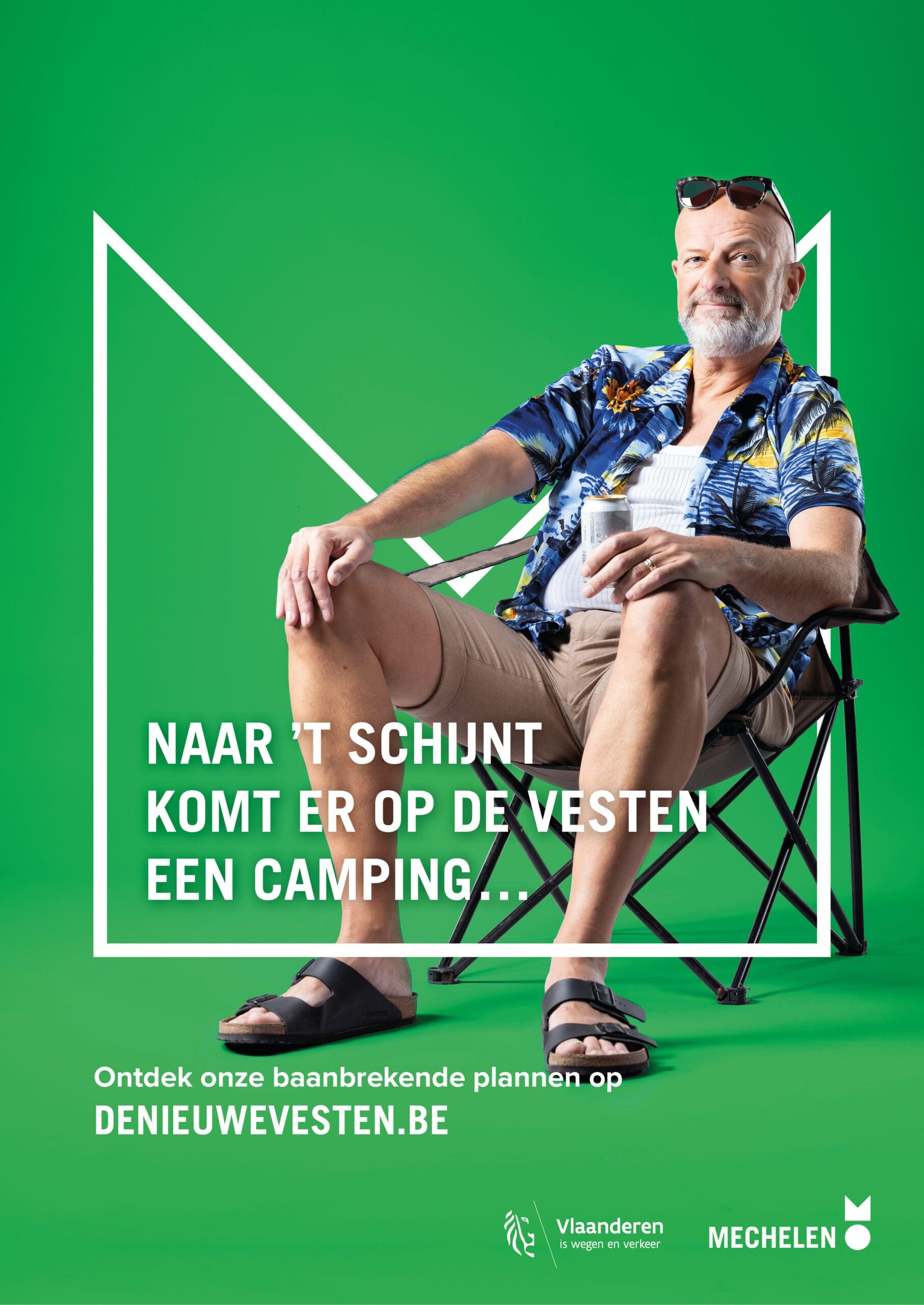 Een man zit in een campingstoeltje met een biertje in zijn hand