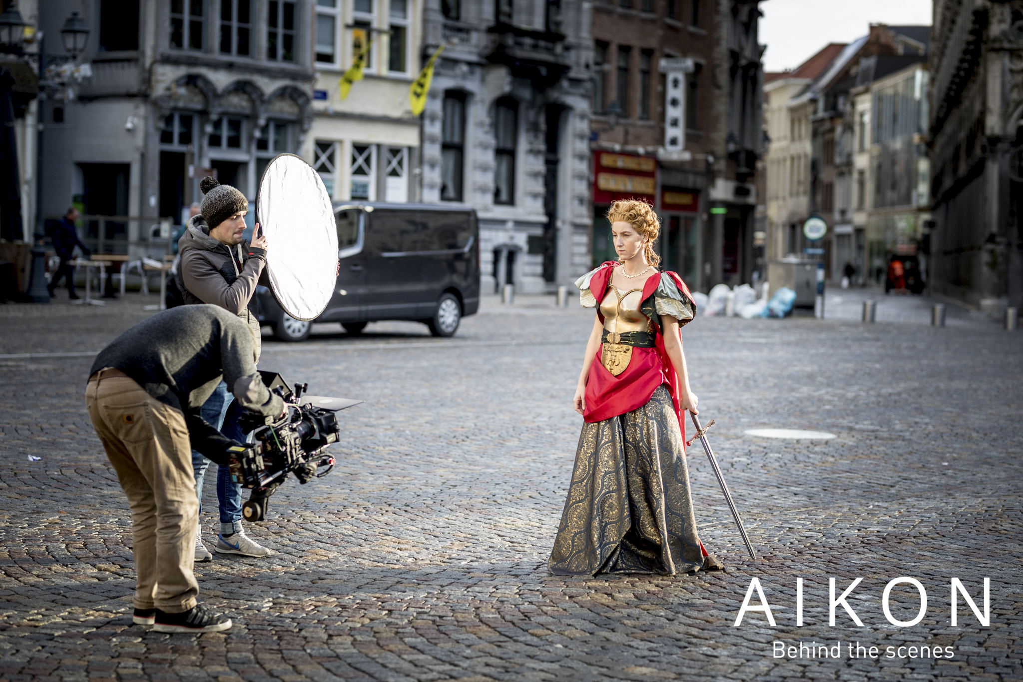 De actrice poseert op de grote markt van Mechelen terwijl de cameraman haar filmt