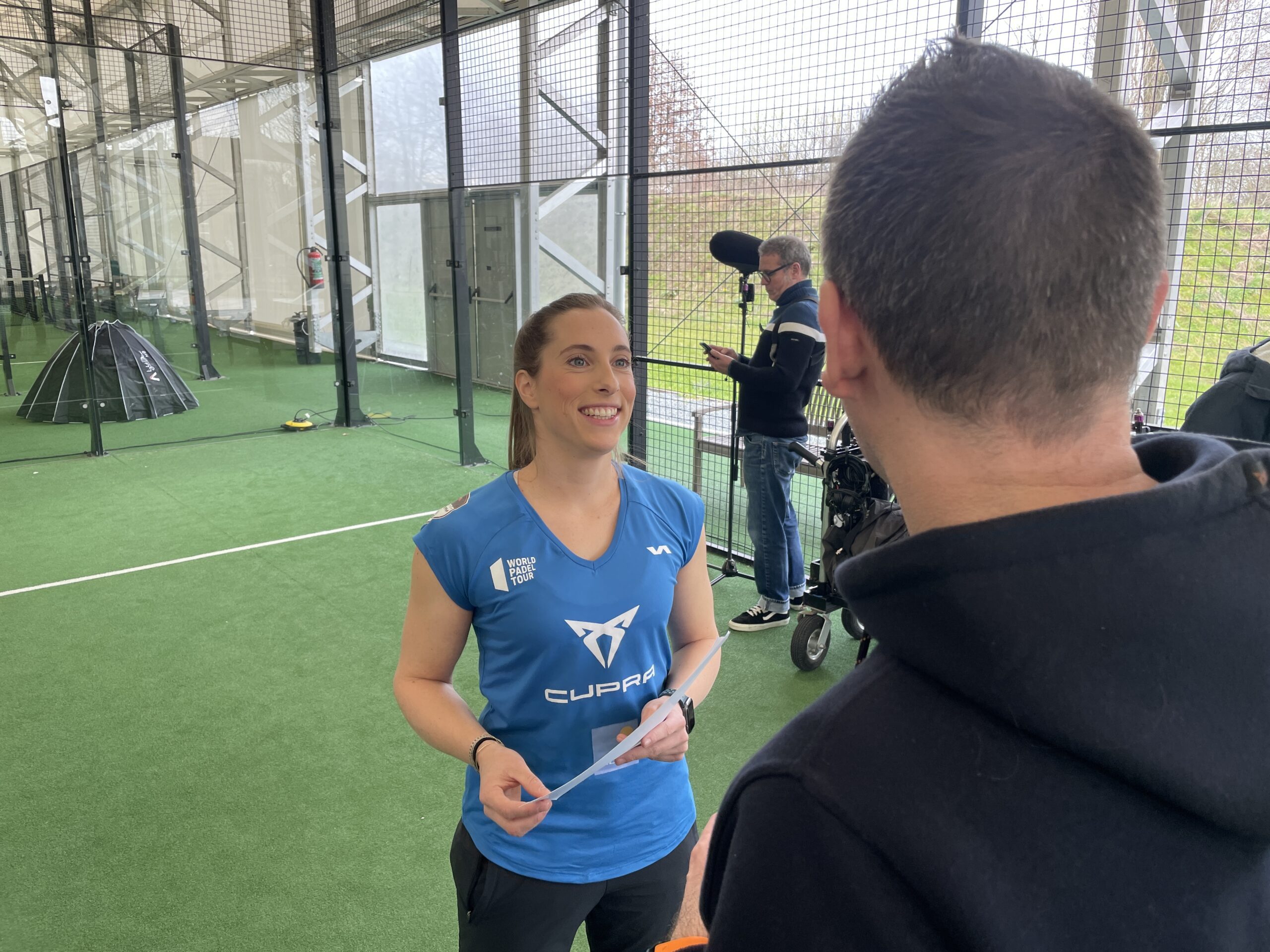 De topsportster gaat in gesprek met de regisseur