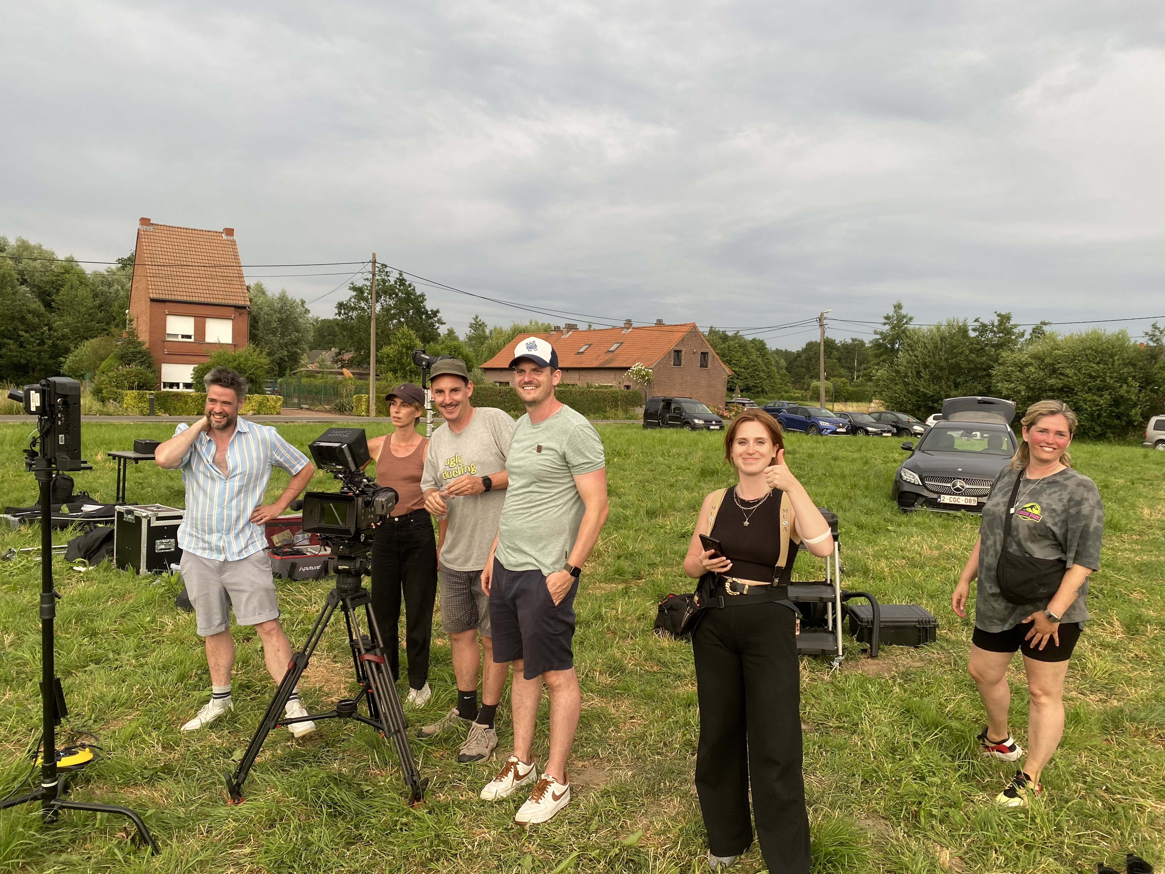 De hele crew lacht voor een groepsfoto