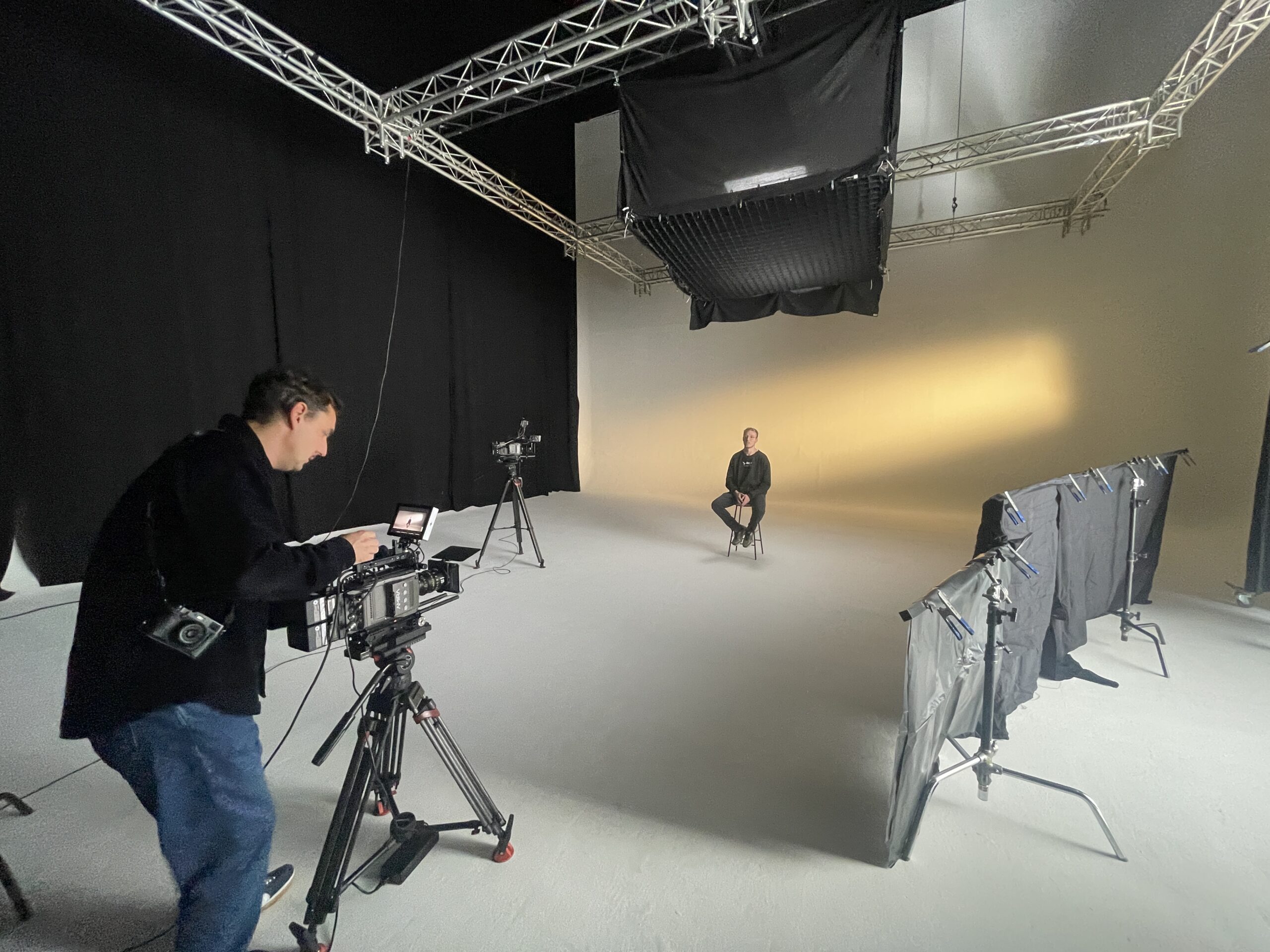 De cameraman neemt een testbeeld in de opnamestudio