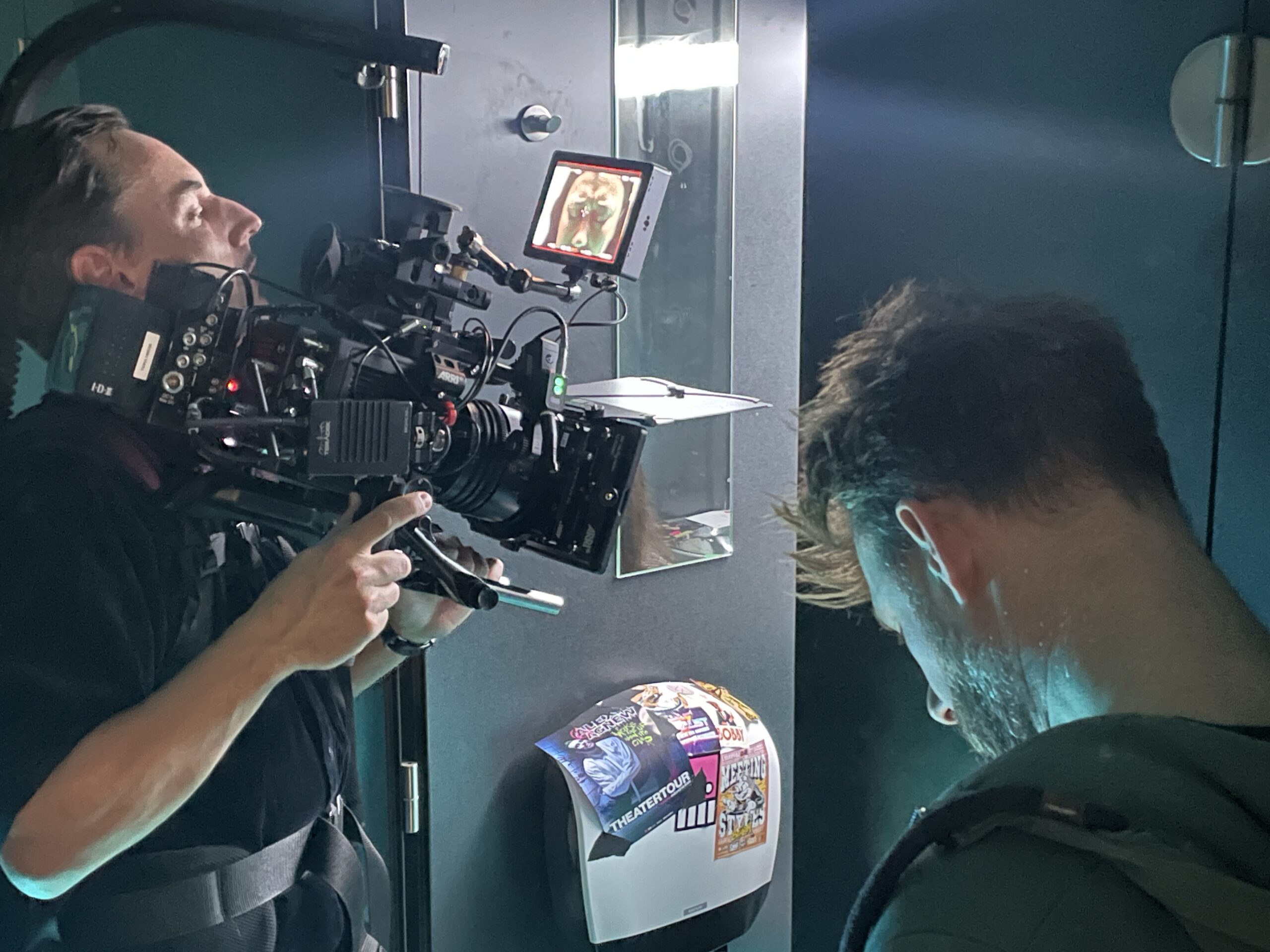 De cameraman neemt een close-up beeld van de vrouw in de wc