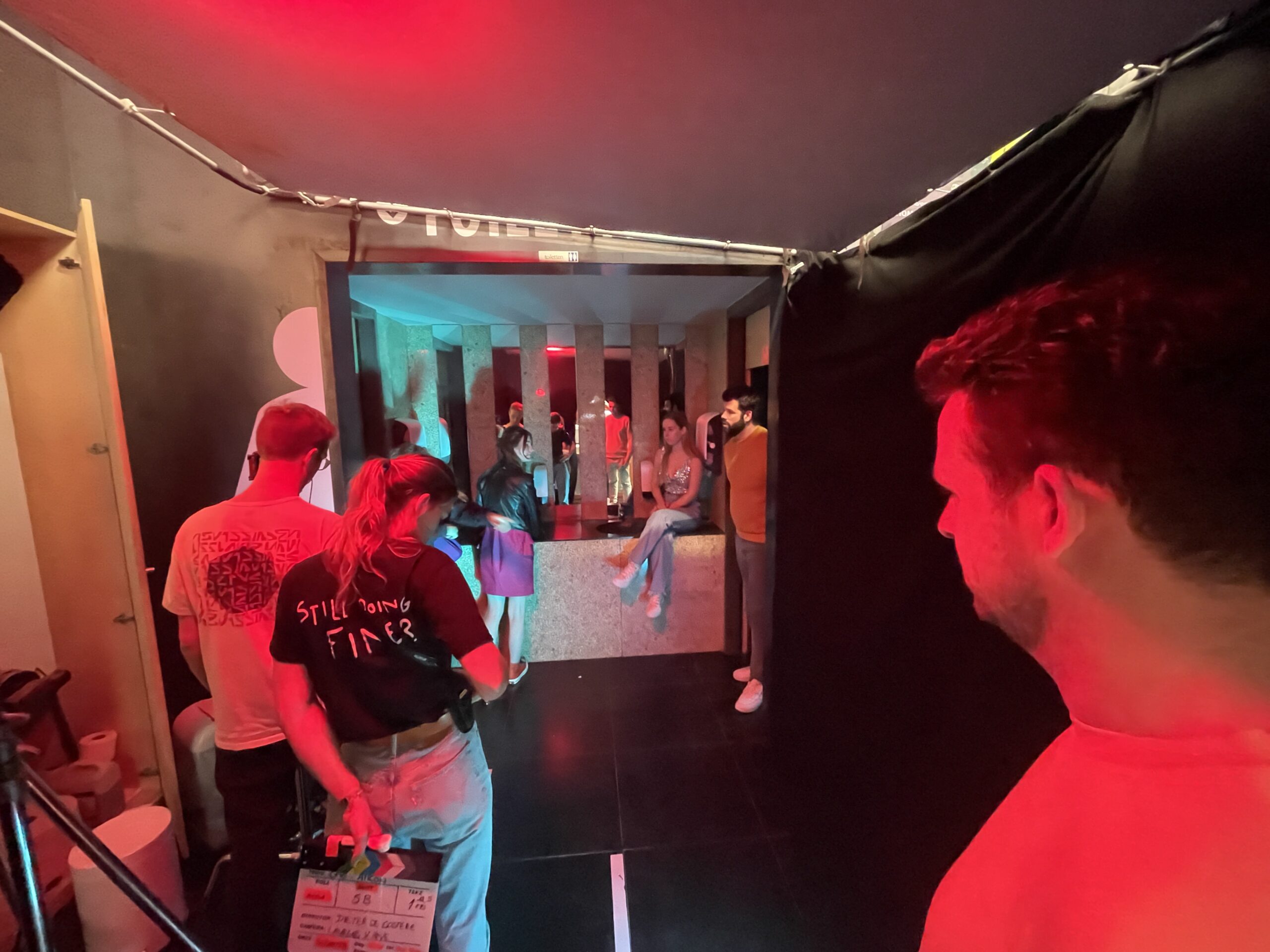 De crew staat achter de cameraman tijdens de opnames