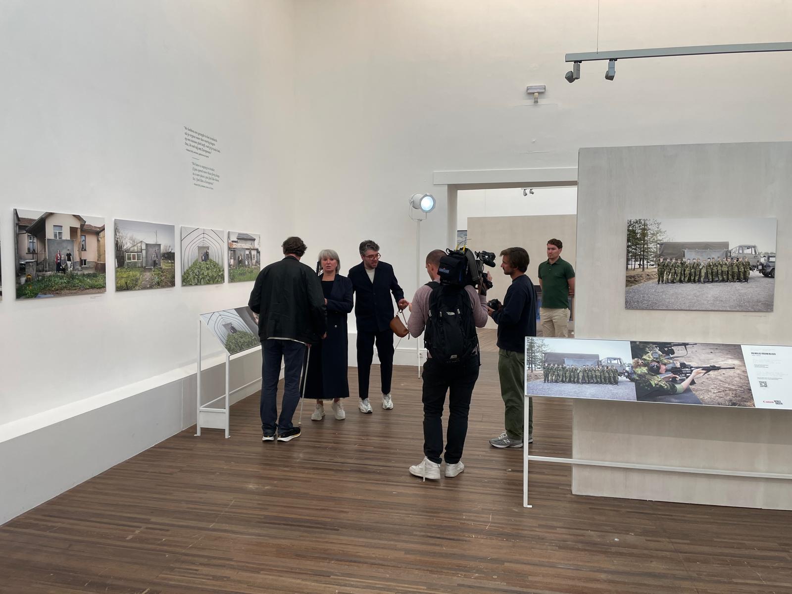 Tijdens een foto expositie wordt een slechtziende gevolgd door een cameraploeg terwijl hij naar de kunst van Lieve Blancqaert kijkt en voelt