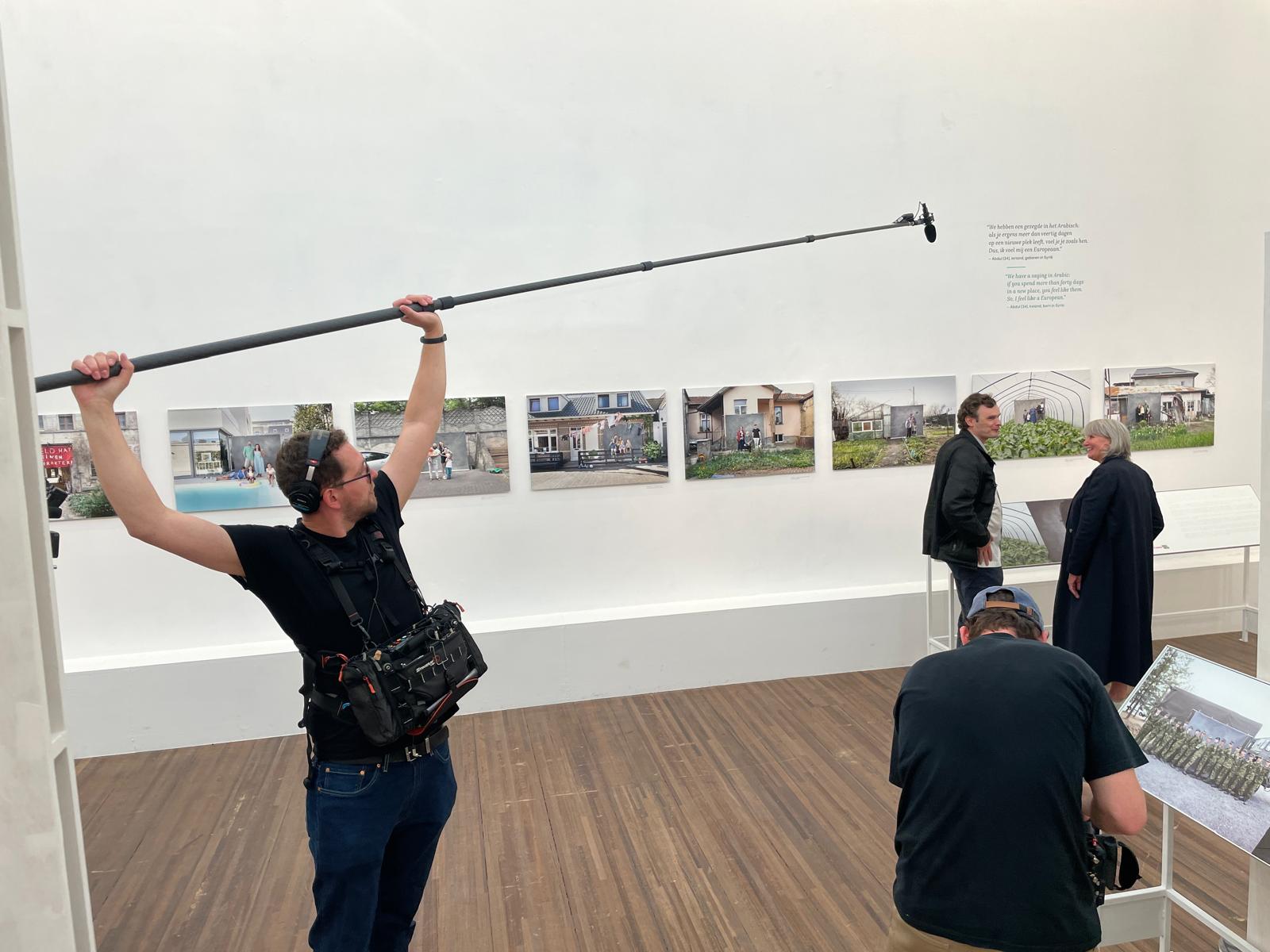 Behind the scenes van de opnames voor world unseen van Canon. Tijdens een foto expositie wordt een slechtziende gevolgd door een cameraploeg.